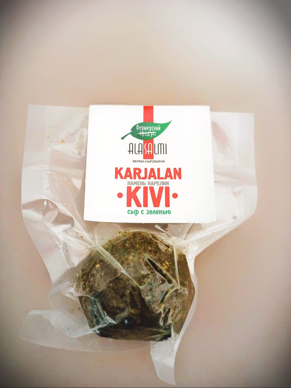 Сыр «Karjalan kivi (Камень Карелии)» с зеленью 